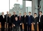 15.09.2009 - Die deutsch-chinesische Parlamentariergruppe des Deutschen Bundestages empfängt Mitglieder verschiedener Ausschüsse des Nationalen Volkskongresses der Volksrepublik China zu Gesprächen. Johannes Pflug, MdB, SPD, (4.v.li.), Vorsitzender der Parlamentariergruppe, eröffnet die Sitzung. Hier Gruppenfoto mit den MdB?s Ilja Seifert, DIE LINKE, (5.v.li.), und Erich G. Fritz, CDU/CSU, (li.). - Copyright: Deutscher Bundestag/Lichtblick/Achim Melde