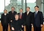 15.09.2009 - Die deutsch-chinesische Parlamentariergruppe des Deutschen Bundestages empfängt Mitglieder verschiedener Ausschüsse des Nationalen Volkskongresses der Volksrepublik China zu Gesprächen. Johannes Pflug, MdB, SPD, (2.v.li.), Vorsitzender der Parlamentariergruppe, eröffnet die Sitzung. Hier Gruppenfoto mit Ilja Seifert, MdB, DIE LINKE, (3.v.li.). - Copyright: Deutscher Bundestag/Lichtblick/Achim Melde