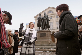 Stadtführung unter den Augen von Goethe und Schiller: Touristen vor dem Weimarer Nationaltheater