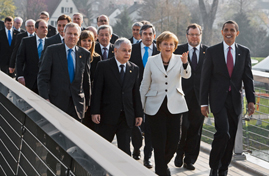 Angela Merkel und Staatsgäste überqueren beim NATO-Gipfel im Mai 2009 den Rhein zwischen Straßburg und Kehl