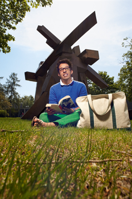 Terrell Levine vor der Skulptur „Perspektiven” auf dem Campus der FU Berlin