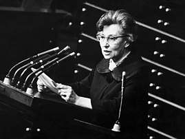 Elisabeth Schwarzhaupt am Rednerpult im Deutschen Bundestag in Bonn