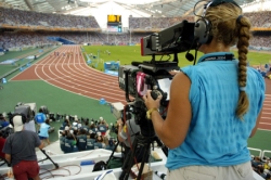 Foto: Kameraleute in einem Leichtathletik-Stadion, im Hintergrund eine Sprint-Bahn