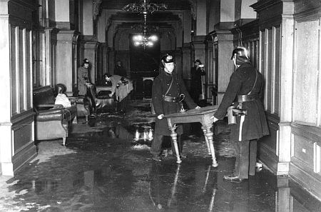 Feuerwehrleute versuchen während des beim Reichstagsbrand Inventar zu retten. Berlin, Deutschland. Photographie. 27.02.1933.Feuerwehrleute versuchen während des Reichstagsbrands Inventar zu retten. 27.02.1933