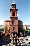 Am 18.5.1998 ziehen Gäste zum Festakt , der an die Gründung der deutschen Nationalversammlung vor 150 Jahren erinnert, in die Frankfurter Paulskirche ein.