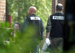 Beamte des Bundeskriminalamtes (BKA) und der Polizei bei einem Einsatz, Klick vergrößert Bild