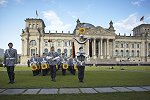 Soldaten stellen sich vor dem Reichstagsgebäude auf.