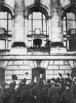 9. November 1918: Philipp Scheidemann, Vorsitzender der sozialdemokratischen Reichstagsfraktion, ruft die Republik aus.