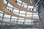 Besucher in der Kuppel des Reichstagsgeäudes