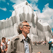 Bild: Christo vor dem verhüllten Reichstagsgebäude.