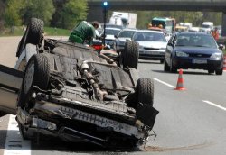 Auto liegt auf dem Dach nach einem Unfall