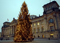 Reichstagsgebäude mit Tannenbaum