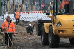 Arbeiter auf einer Straßenbaustelle.