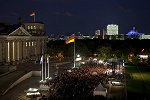 Blick von oben auf das beleuchtete Reichstagsgebäude