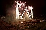 Vor dem Reichstagsgebäude explodiert ein Feuerwerk.