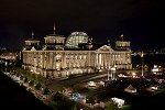 Blick von oben auf das illuminierte Reichstagsgebäude.