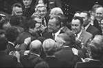 Bundestagsabgeordnete gratulieren Bundeskanzler Willy Brandt zum gewonnenen Misstrauensvotum.