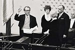 Willy Brandt wird bei seiner Wiederwahl 1972 zum Bundeskanzler von Bundestagspräsidentin Annemarie Renger vereidigt.