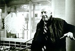 Norman Foster im Plenarsaal des Reichstagsgebäudes, Klick vergrößert Bild