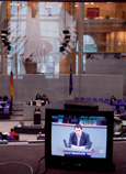 Live im TV: Horst Meierhofer vor dem Plenum.