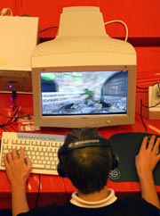 Bild: Ein Junge spielt Counter-Strike bei den Deutschen Meisterschaften der Computerspiele 2004