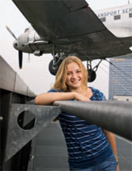 Lena Walzer vor der C 47 „Skytrain” am Deutschen Technikmuseum in Berlin, die als „Rosinenbomber” während der Berlinblockade 1948/1949 im Einsatz war