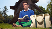 Terrell Levine vor der Skulptur „Perspektiven” auf dem Campus der FU Berlin