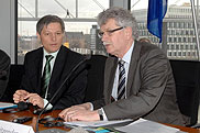 Hans Michael Goldmann, (re), FDP, und EU-Agrarkommissar für Landwirtschaft und ländliche Entwicklung, Dr. Dacian Ciolos, (2.v.re),