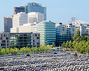 Bild: Blick auf die Hochhäuser am Potsdamer Platz, davor das Denkmal für die ermordeten Juden Europas.