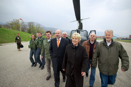 Die Delegation des Verteidigungsausschusses (von rechts): die Abgeordneten Winfried Nachtwei, Paul Schäfer, Ulrike Merten, Hans Raidel, Rainer Arnold und Marcus Weinberg; links Piloten der Bundeswehr