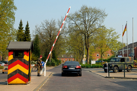 Der Wagen des Wehrbeauftragten bei der Einfahrt in eine Kaserne