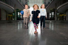 Toben im Bundestag: Kinder in der Halle des Paul-Löbe-Hauses