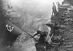 Nachgestelltes Foto: II.Weltkrieg: Rote Fahne auf dem Berliner Reichstag 1945