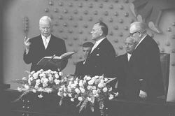 Bundestagspräsident Eugen Gerstenmaier (Mitte) bei der Vereidigung Heinrich Lübkes zum Bundespräsidenten am 15. September 1959.