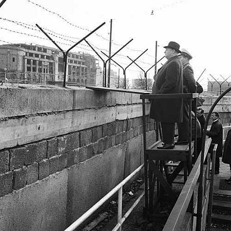 20.11.1961: Ernst Lemmer, Bundesminister für gesamtdeutsche Fragen (mit Hut), auf einem Podest an der "Neuen Mauer" am Potsdamer Platz.
