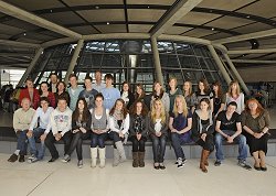 Schülerinnen und Schüler aus den Niederlanden mit Mitgliedern der deutsch-niederländischen Parlamentariergruppe auf der Fraktionsebene vor der Kuppel.