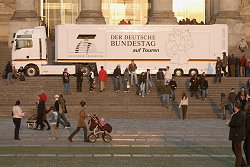 Infomobil vor dem Reichstagsgebäude