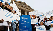 Aktion vor dem Reichstagsgebäude am Internationalen Tag der Menschenrechte.