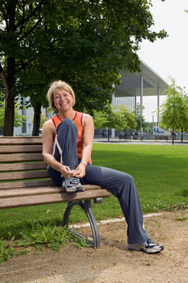 Brigitte Rubbel nach dem Joggen auf einer Parkbank