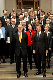 In der ersten Reihe in der Mitte die Vorsitzenden, Peter Struck, (li.), SPD, und Günther H. Oettinger, (4.v.re.), CDU/CSU, Klick vergrößert Bild