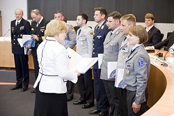 Die Vorsitzende des Verteidigungsausschusses, Ulrike Merten, verlieh die Urkunden an die Soldaten