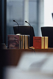 Detail aus einem Ausschusssitzungssaal mit Bestuhlung