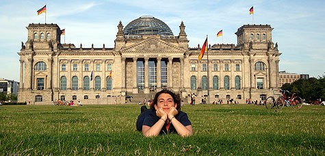 Christine Chiriac vor dem Reichstagsgebäude in Berlin