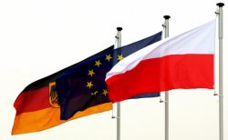Polnische, europäische und deutsche Fahnen im Wind