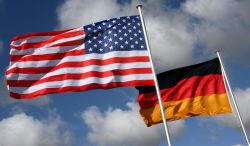 Die Fahnen der Vereinigten Staaten von Amerika und der Bundesrepublik Deutschland.