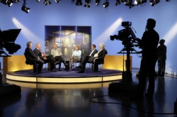 Foto: Abgeordnete und Moderator im Fernsehstudio des Deutschen Bundestages während einer Fernsehproduktion