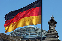 Bundesflagge vor dem Reichstagsgebäude