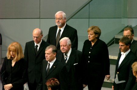 v.l.: Ute Barzel, Bundestagspräsident Norbert Lammert, Präsident Horst Köhler, Bundesratspräsident Carstensen, Altkanzler Helmut Schmidt, Kanzlerin Angela Merkel