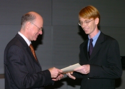 Foto: Bundestagspräsident Dr. Norbert Lammert (li) verleiht den Wissenschaftspreis 2006 des Deutschen Bundestages an Prof. Dr. Bernd Mertens