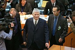 Im Sitzungssaal des 1. Untersuchungsausschusses geht der frühere Bundesinnenminister Otto Schily (M) am Donnerstag (29.03.2007) in Berlin vorbei an Medienvertretern zu seinem Platz.